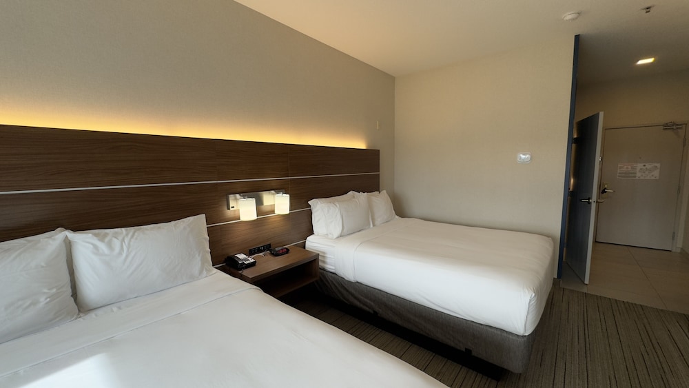 Holiday Inn Express and Suites Marina State Beach Area, an IHG Hotel 20/62