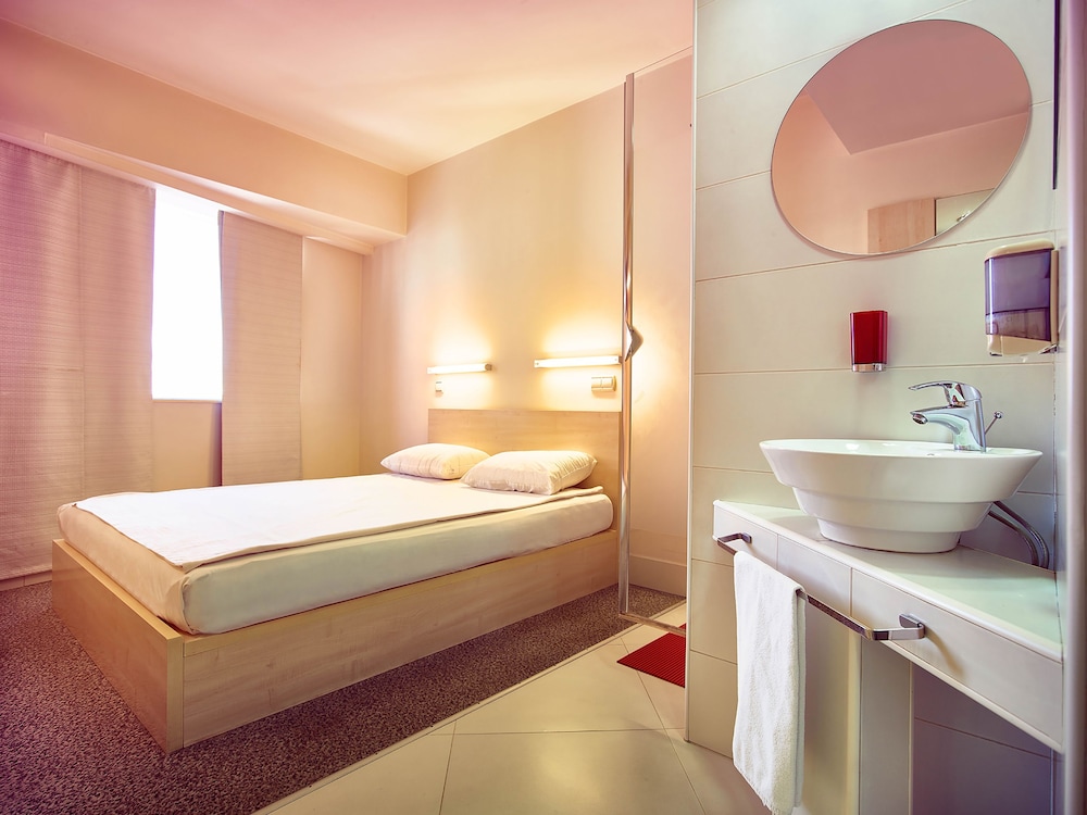 Hello Hotel 28/39