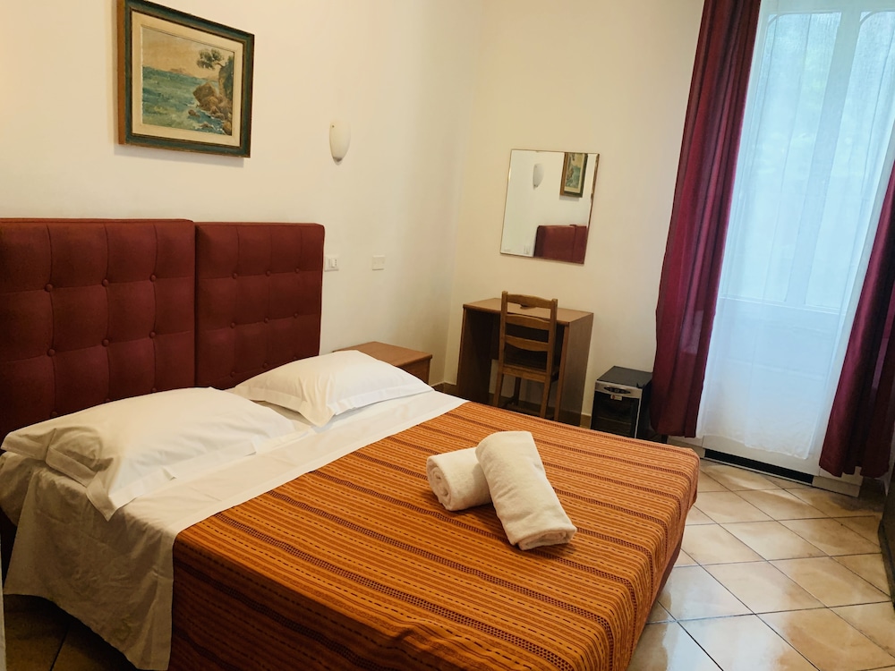 ROOM, DOUBLE BED