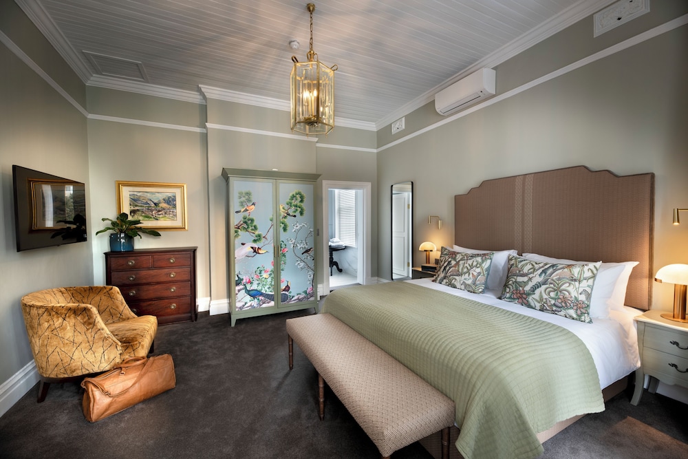 جناح فاخر بشرفة، The Winchester Hotel 2/6