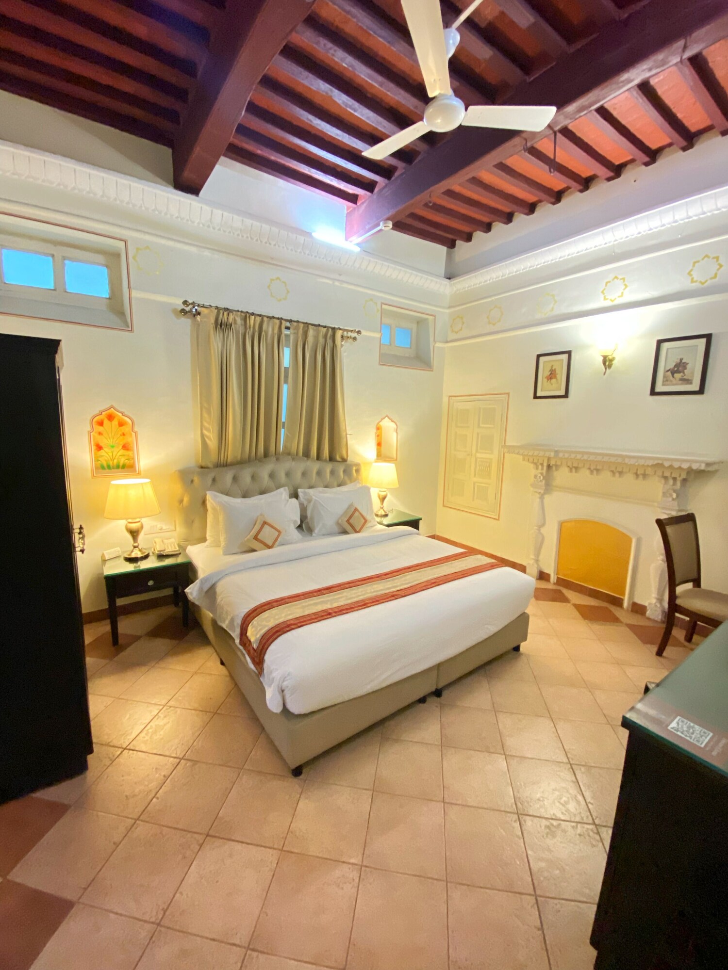 TRADITIONAL, KING BED