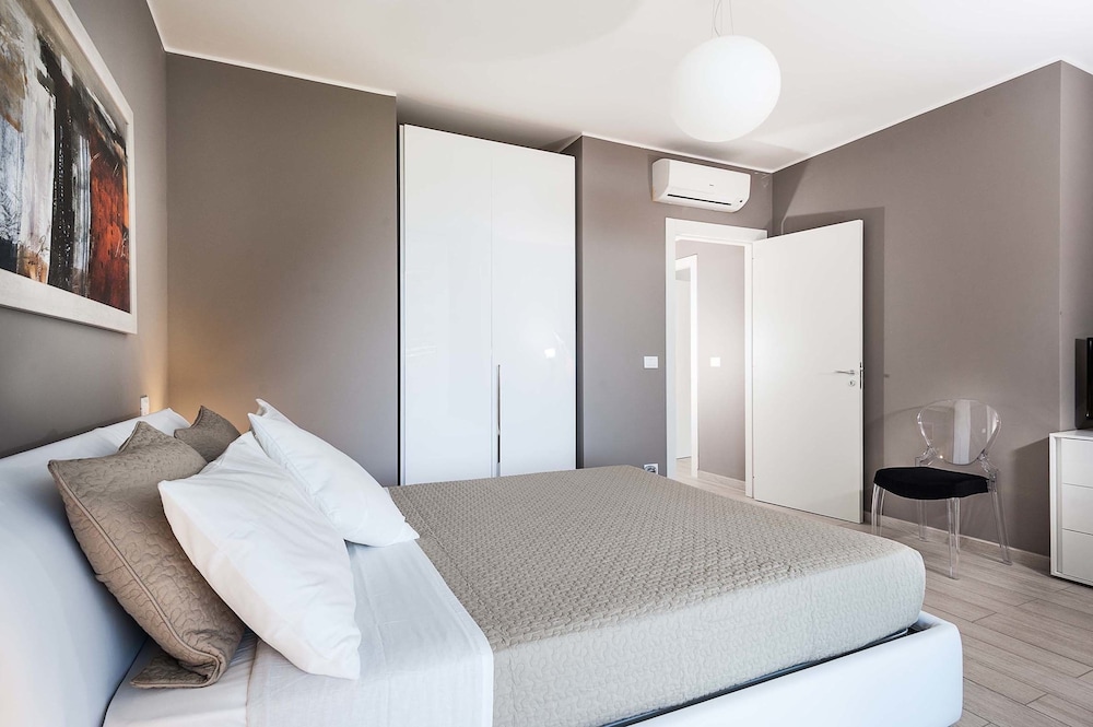 Isola Bella Infinity Suites 10/50