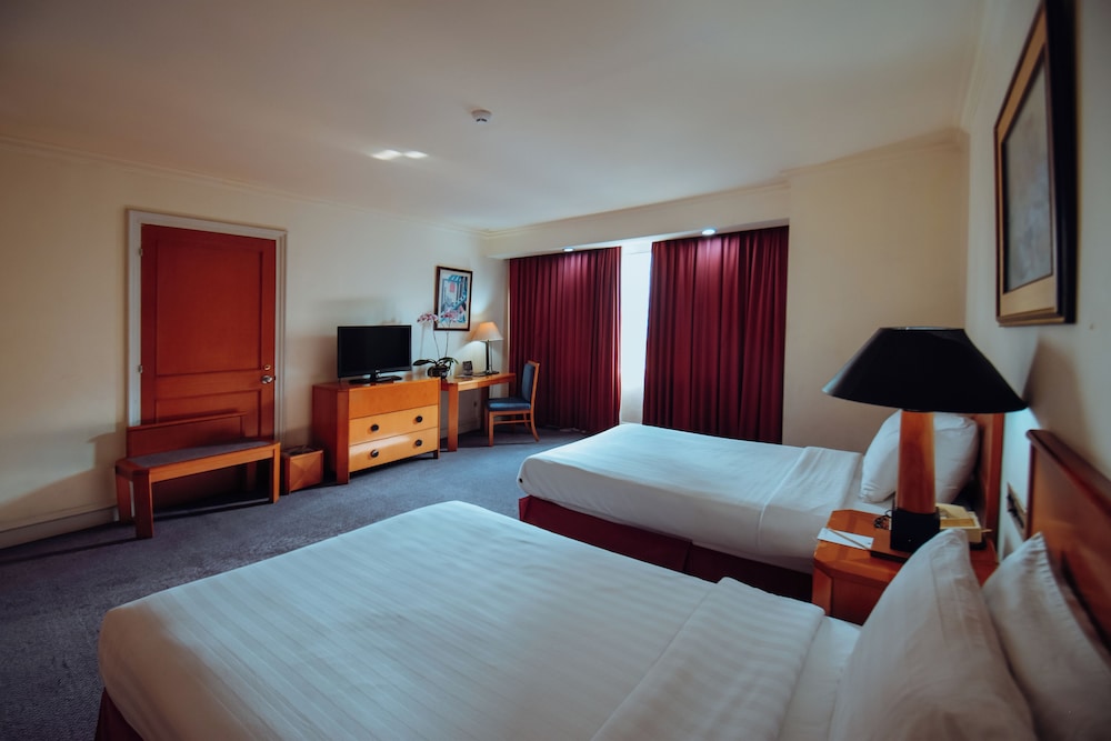 Surabaya Suites Hotel Powered by Archipelago 30/66