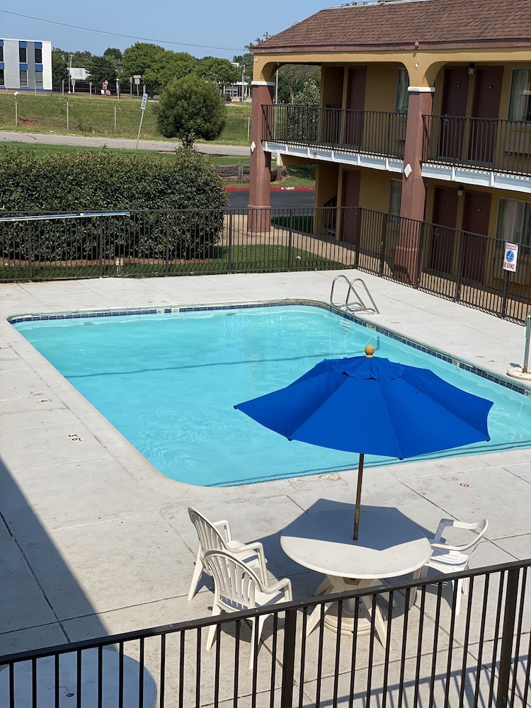 Super 8 by Wyndham Midwest City OK 7/33