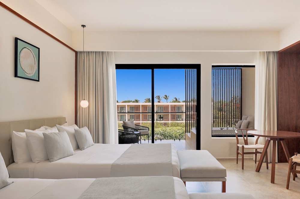 JUNIOR SUITE, 2 DOUBLE BEDS, POOL VIEW