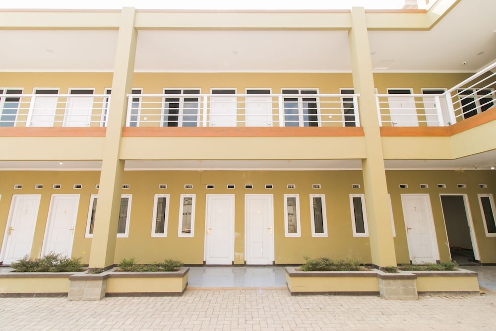 OYO 1078 Fakhira Residence 4/31