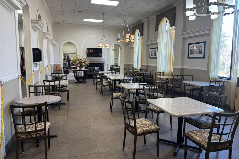 Days Inn & Suites by Wyndham Festus 43/60