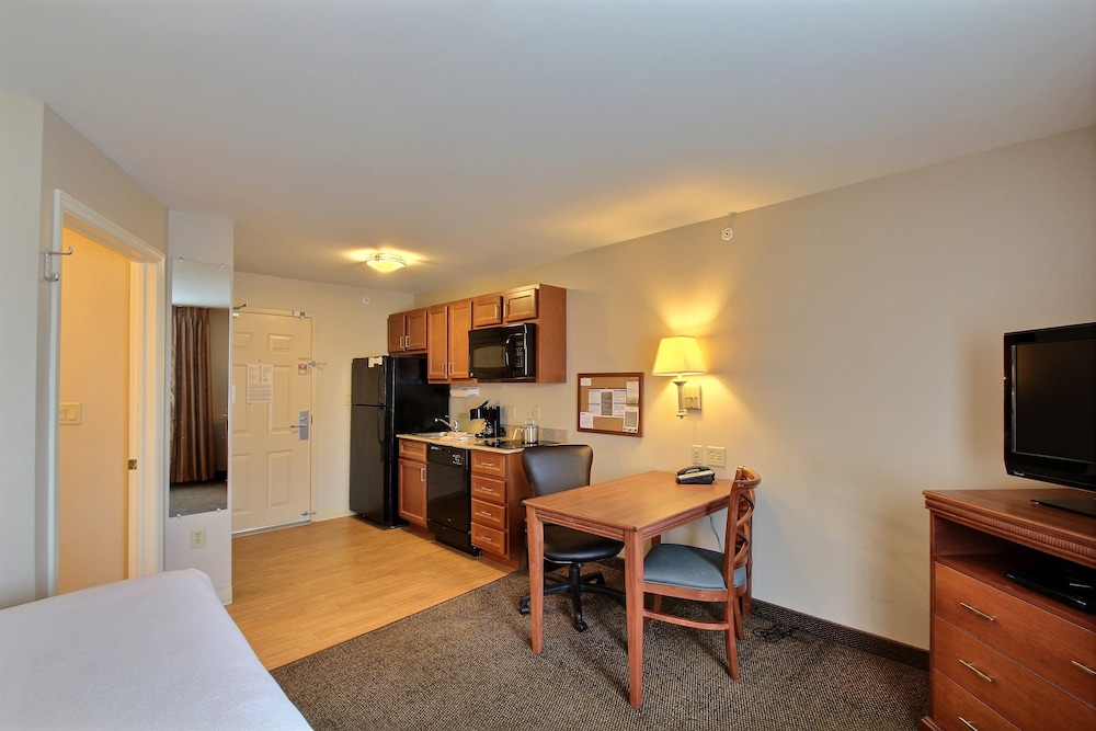 Candlewood Suites Milwaukee Airport-Oak Creek 48/73