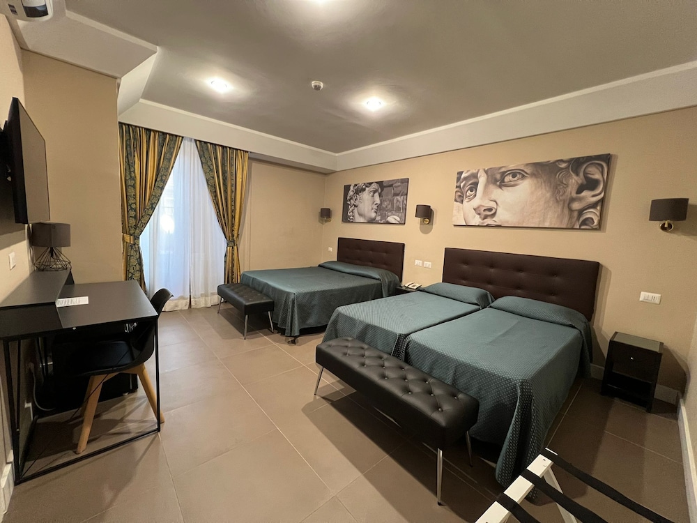 ROOM, QUADRUPLE
