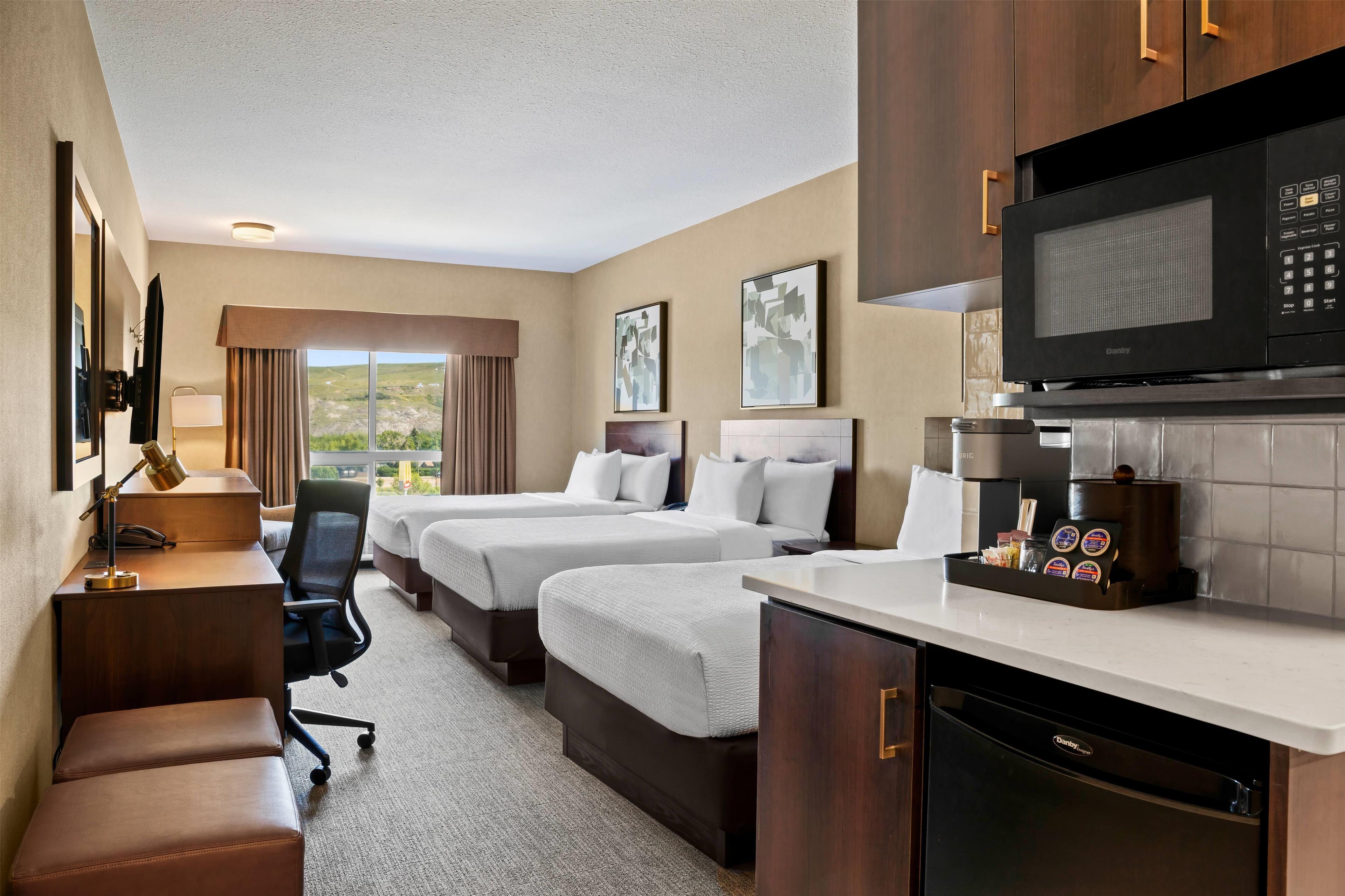 غرفة بسريرين مزدوجين، Ramada By Wyndham Drumheller Hotel & Suites 3/4