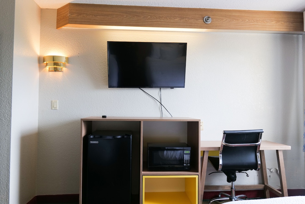 Days Inn By Wyndham Flint/Bishop International Airport 27/41