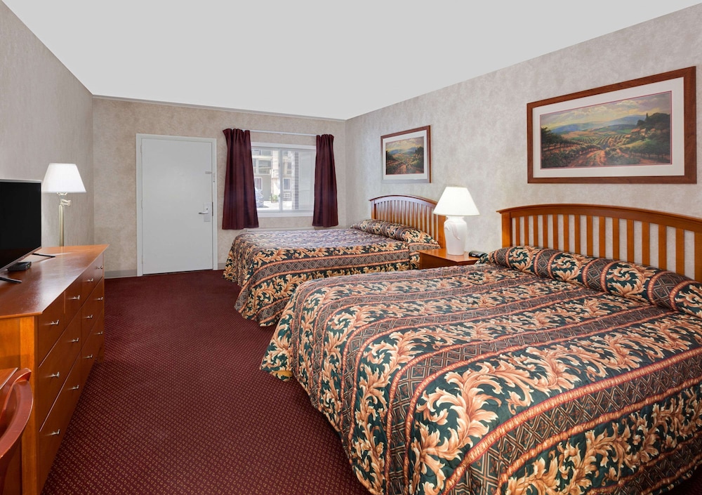 Super 8 by Wyndham Traverse City 11/21