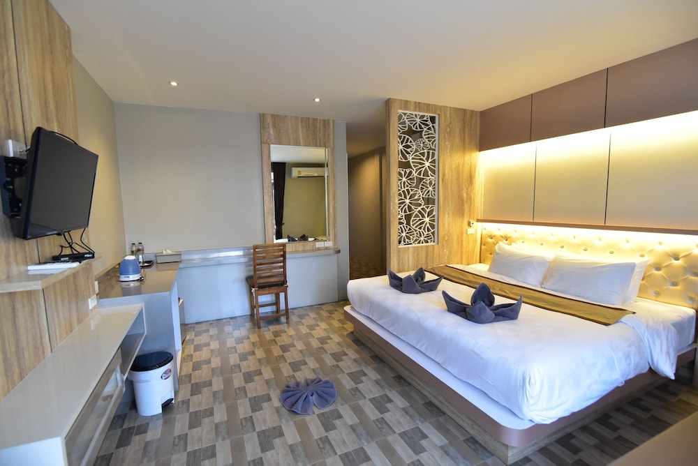1 BEDROOM, DELUXE, DOUBLE OR TWIN BED, CITY VIEW