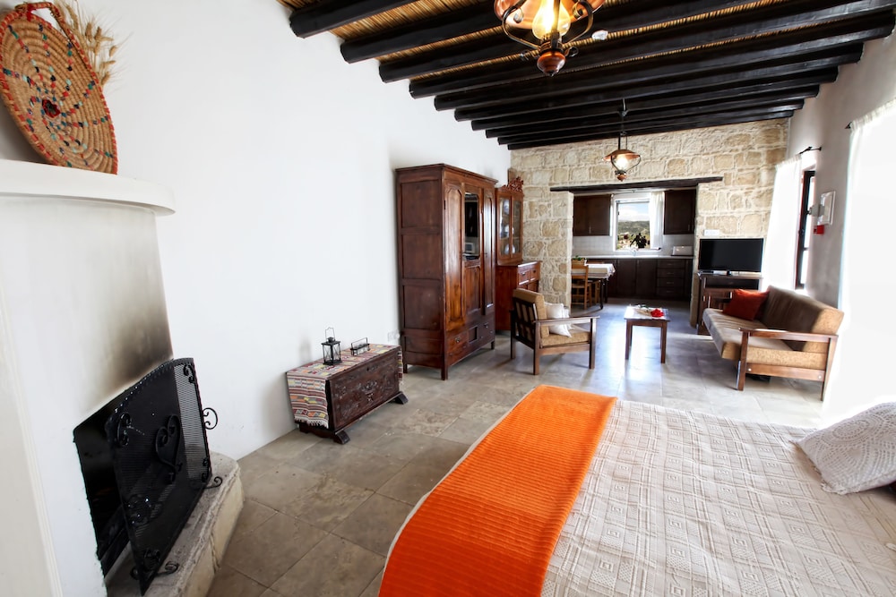 LEONIDAS VILLAGE HOUSES 24/45