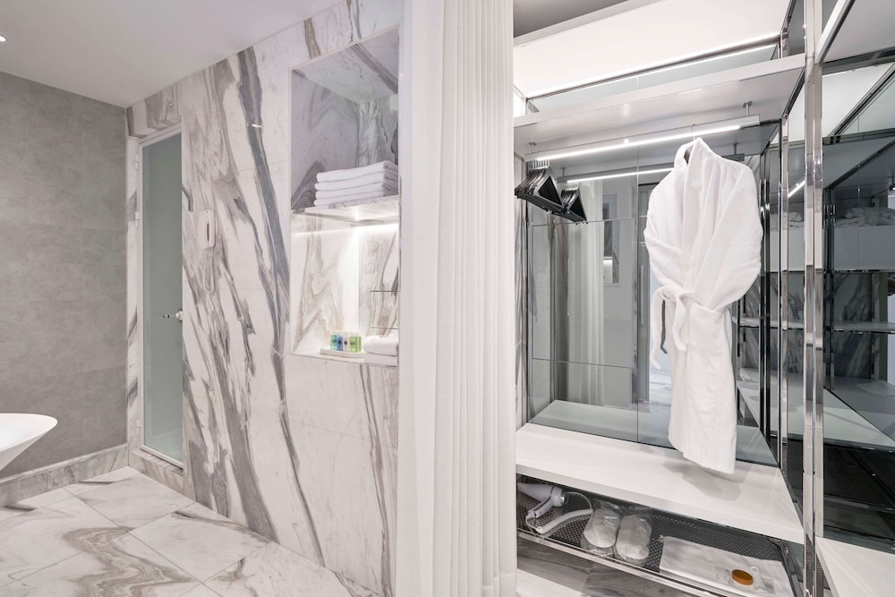 White, Suite, King Bed