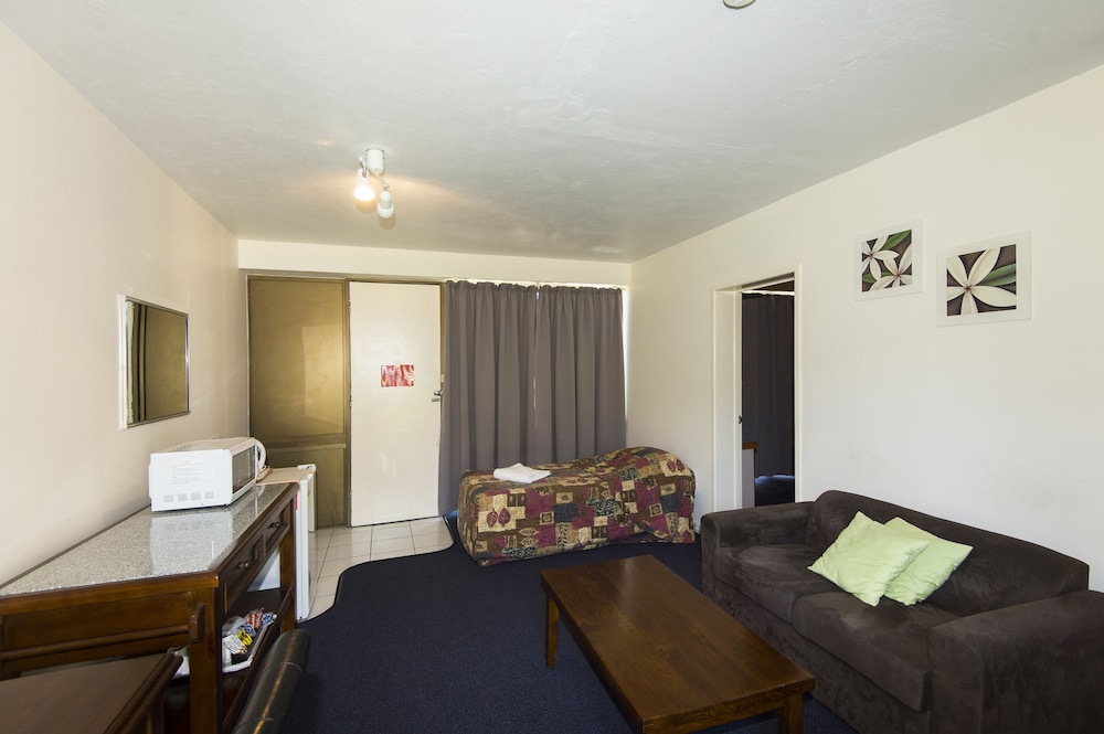 Mid City Motor Inn 39/64
