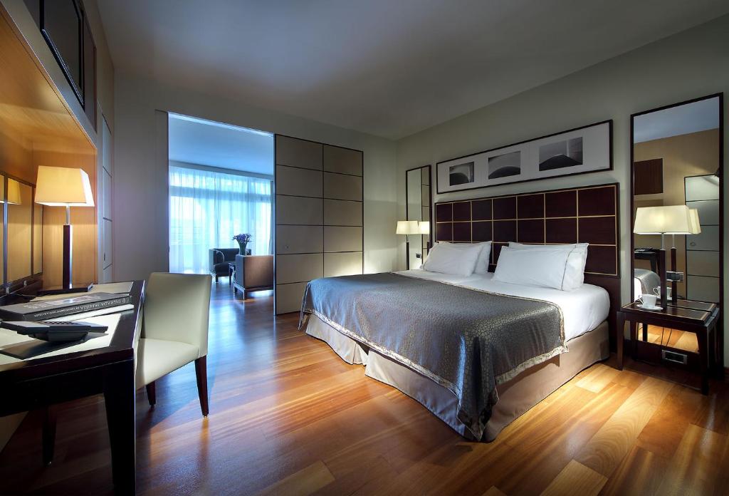 suite, city view