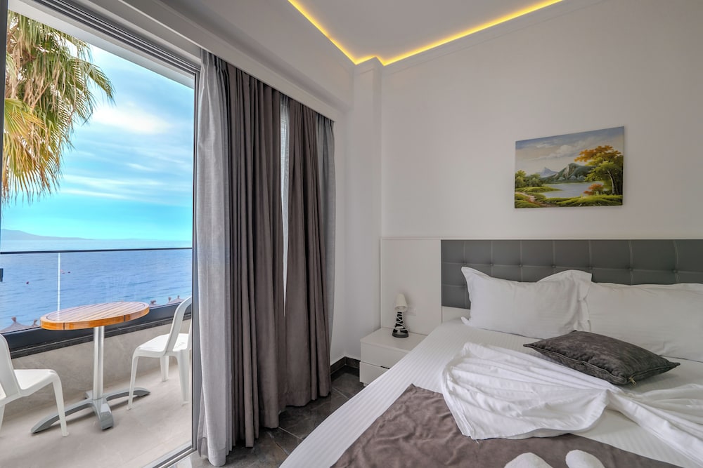 جناح بسرير مزدوج بإطلالة على البحر مع أريكة، Vila Era Beach 2/10
