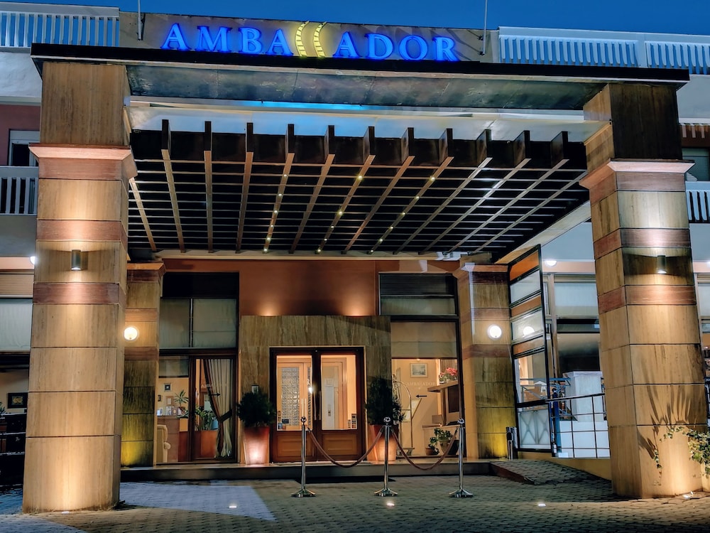 アンバサダー ホテル 写真1