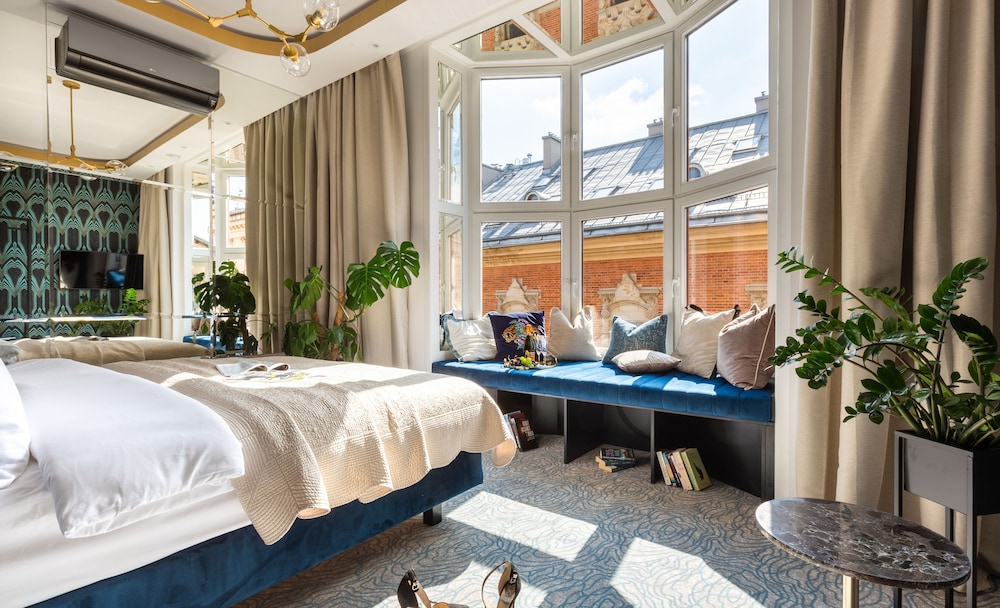 2 BEDROOMS, LUXURY, APARTMENT, CITY VIEW, BATHTUB