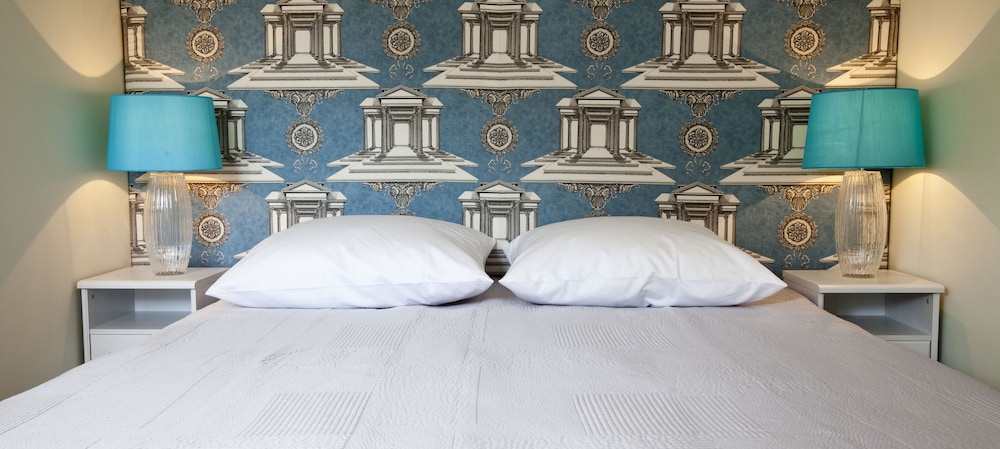 CRYSTAL SUITES CHEZ HELENA 57/64