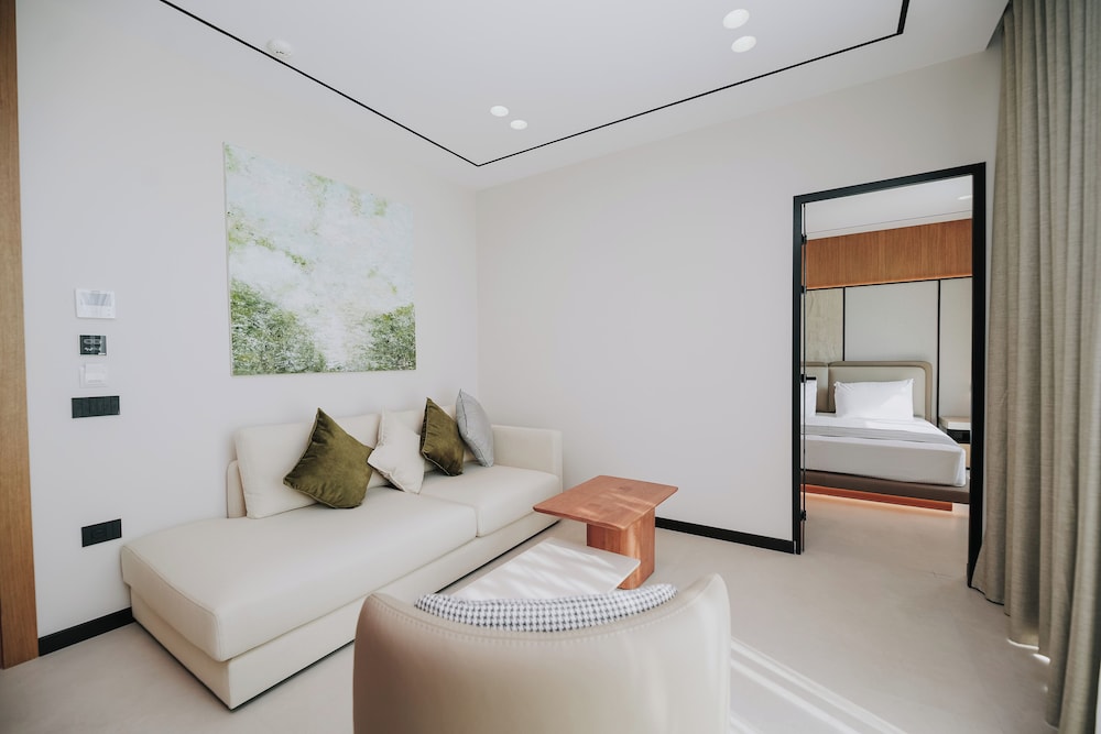 EXECUTIVE, SUITE