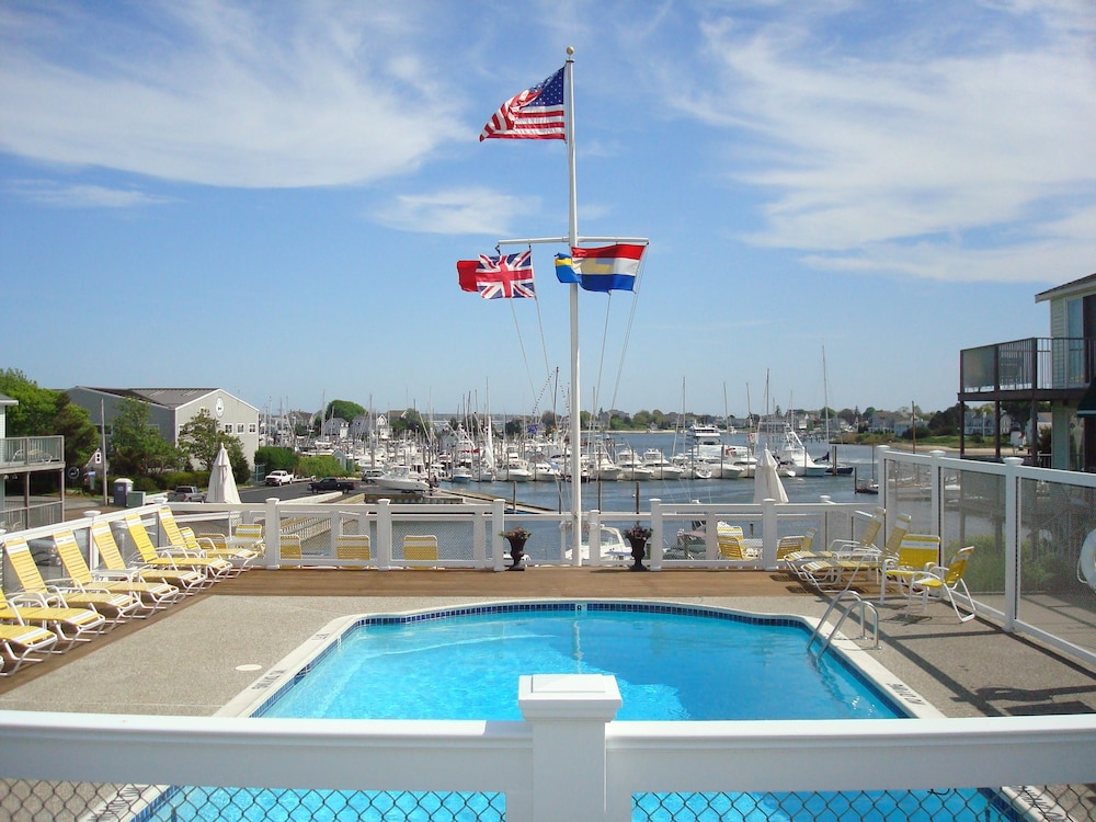 Anchor In Distinctive Waterfront Lodging 7/65