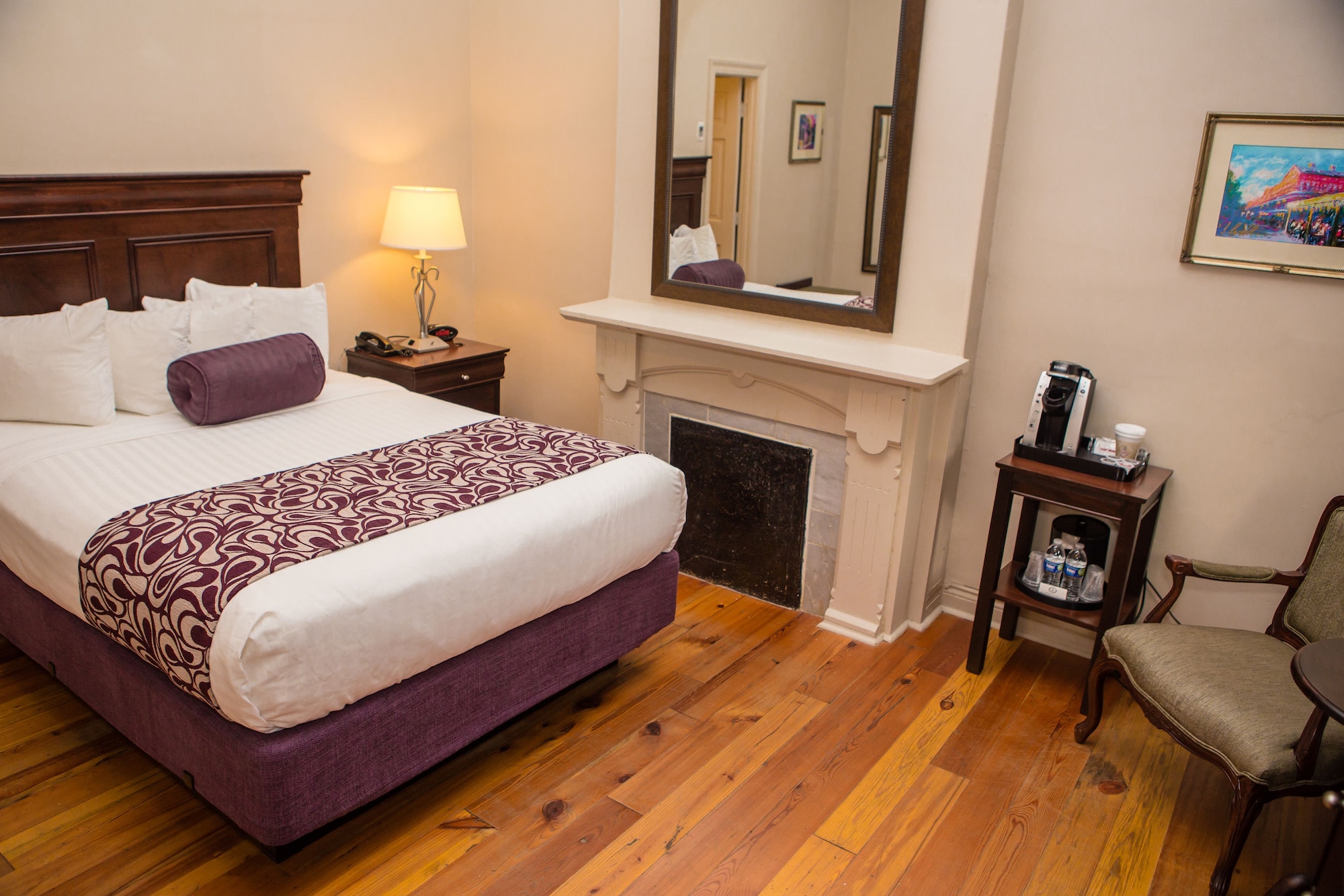 INTERIOR, QUEEN BED