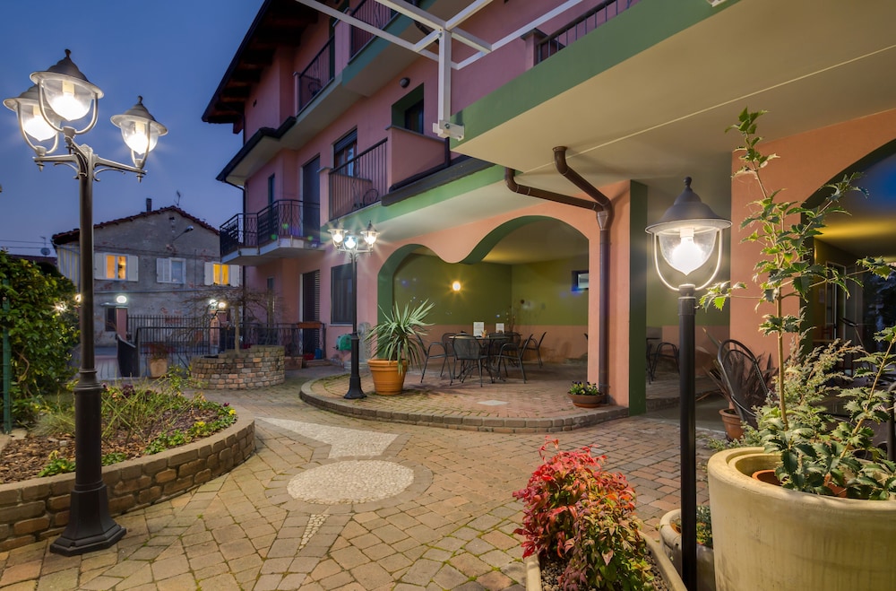 La Villa, Sure Hotel Collection by Best Western 6/76