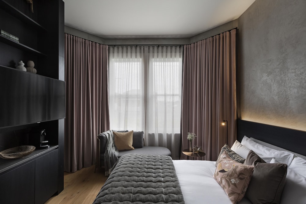 Hotel Fitzroy 8/25