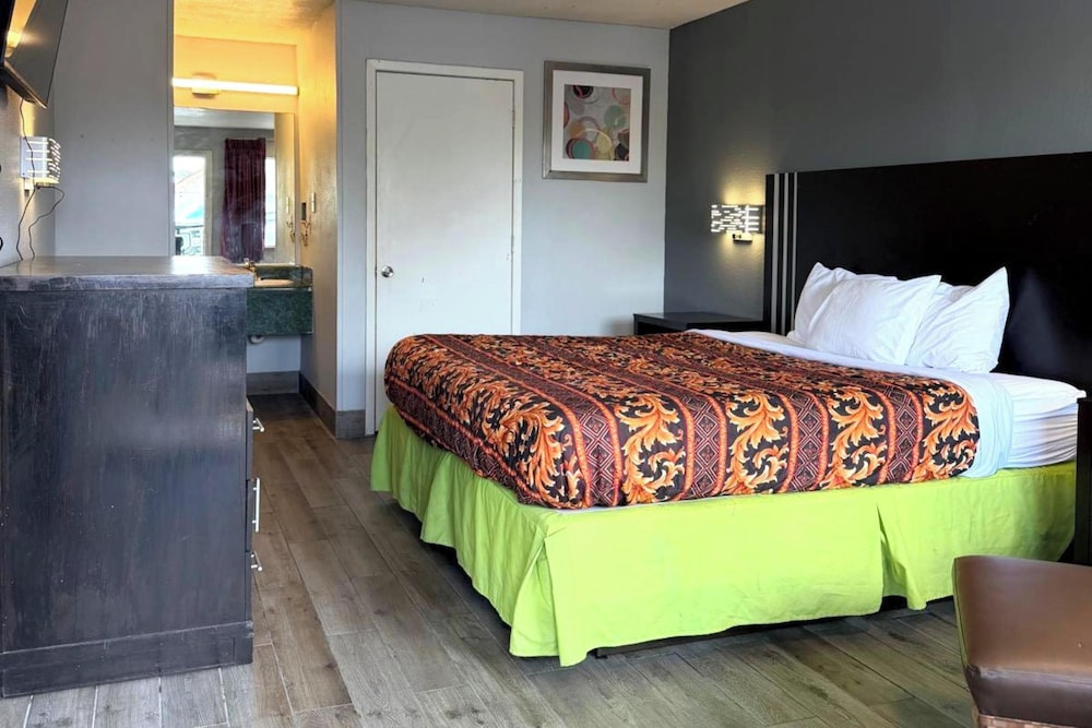 غرفة بسرير كينج، Regency Inn Three Rivers I-37 6/10