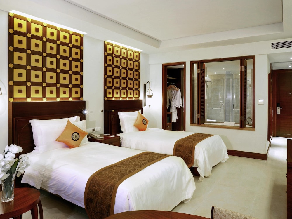 DELUXE, TWIN BEDS, POOL ACCESS