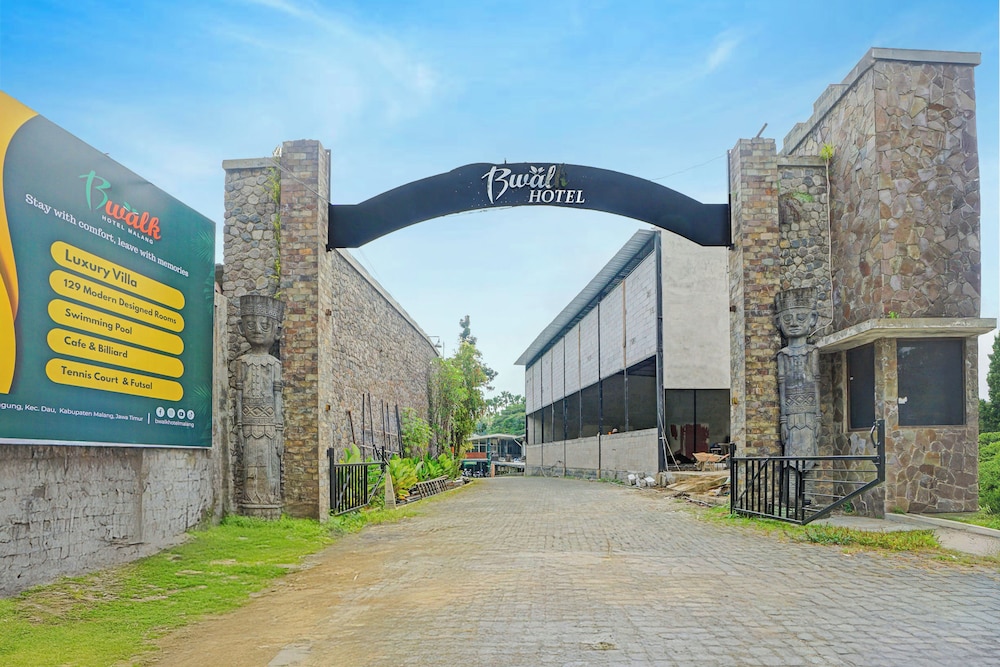 OYO 3283 Bwalk Hotel 32/40