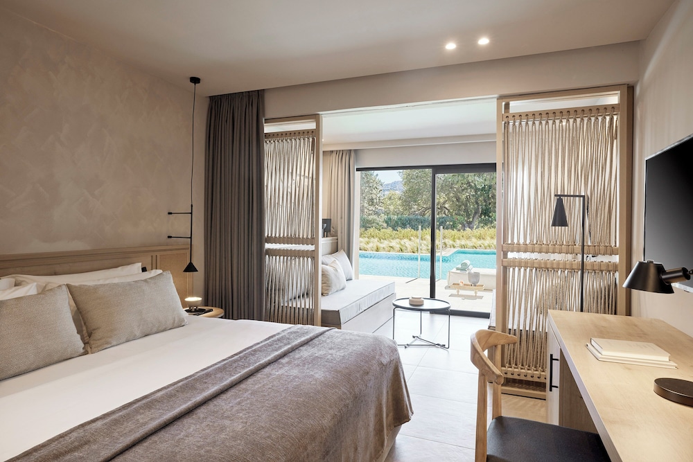 Junior Suite, Queen Bed, Pool View, Shared Pool, Sofa، Ella Helea 2/3