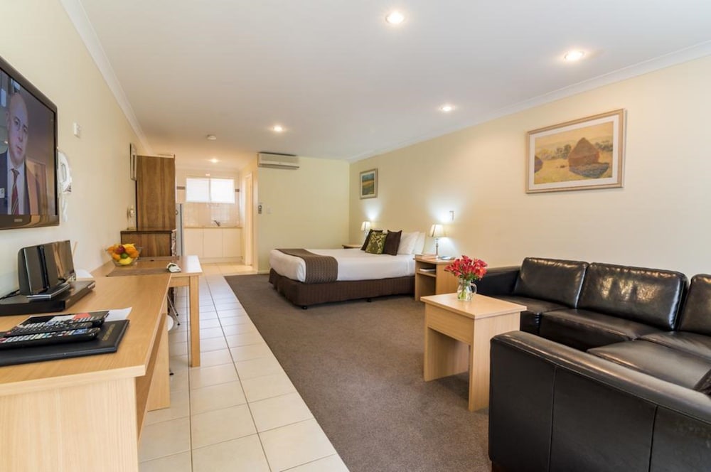 Emu Point Motel 36/70