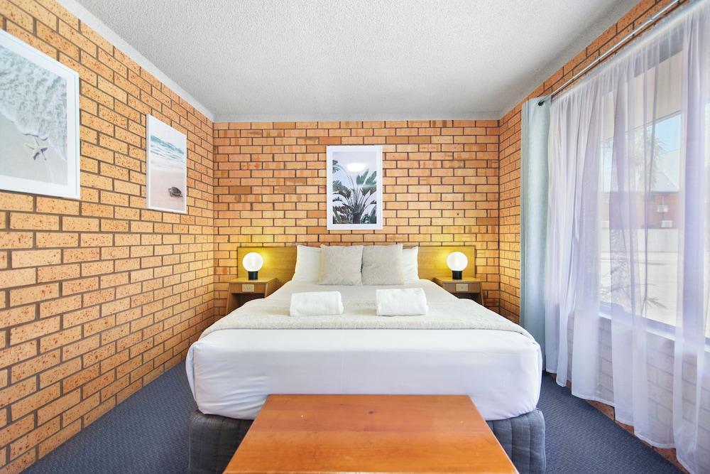 ROYAL PALMS MOTOR INN 23/76