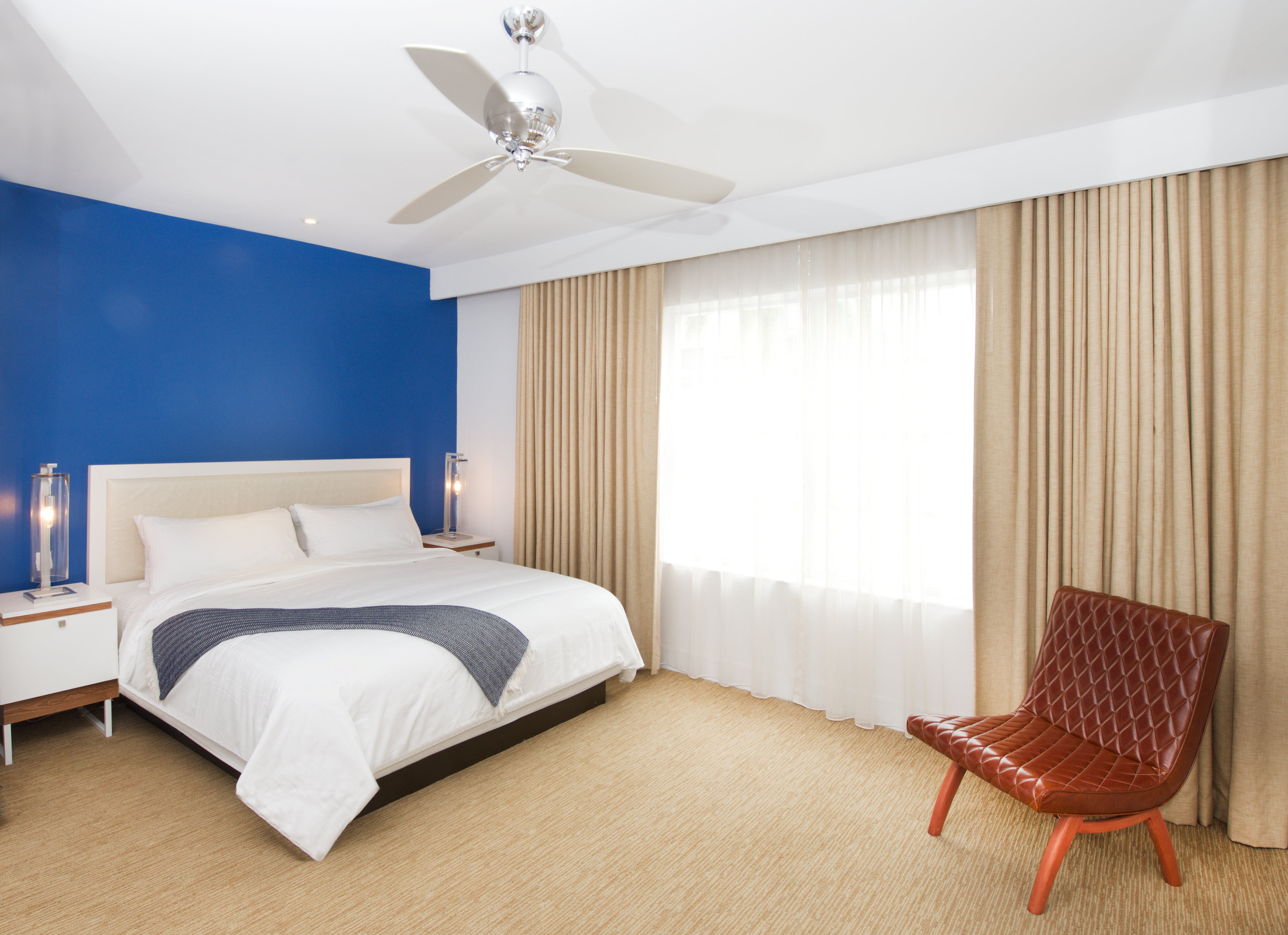 Blue Moon Hotel 24/75