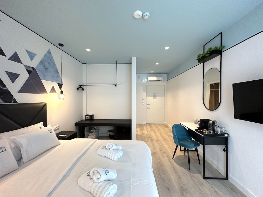 Urban Elephant Suites 8/24