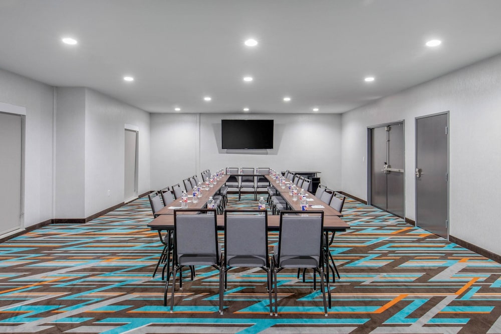 Clarion Inn & Suites Dfw North 45/49