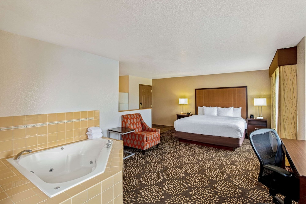 La Quinta Inn & Suites by Wyndham Las Vegas Red Rock 11/42