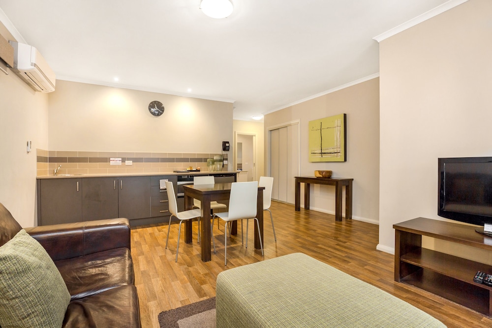 National Hotel Complex And Bendigo Central Apartments 43/68