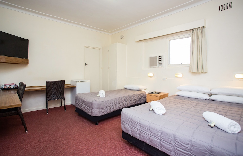 COWRA MOTOR INN 25/65