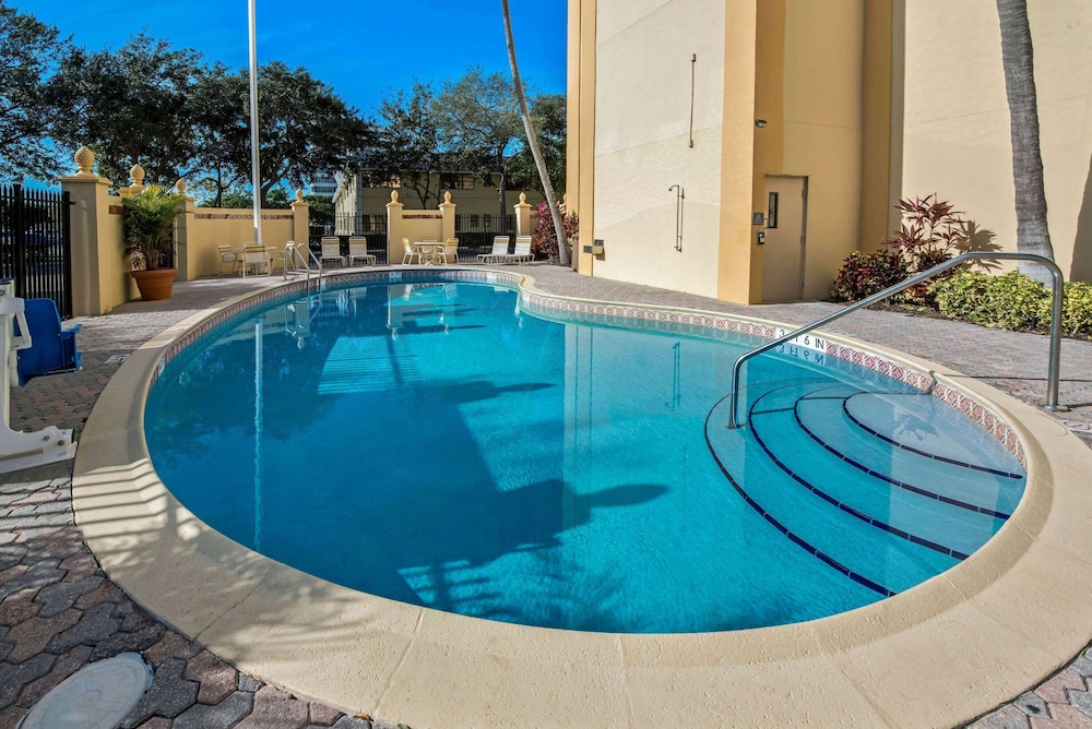 La Quinta Inn Suites By Wyndham West Palm Beach Airport in WEST PALM BEACH - FL