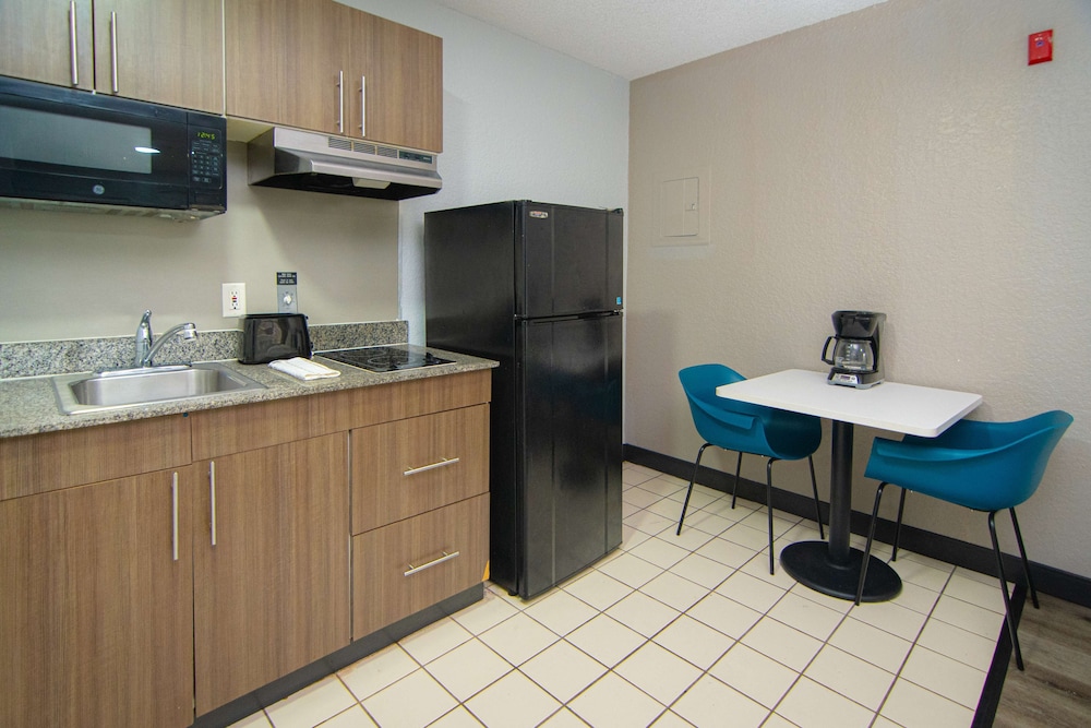 Studio 6 Extended Stay - West Palm Beach, FL 7/52
