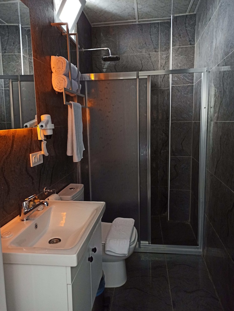 Skylon Airport Hotel 46/49