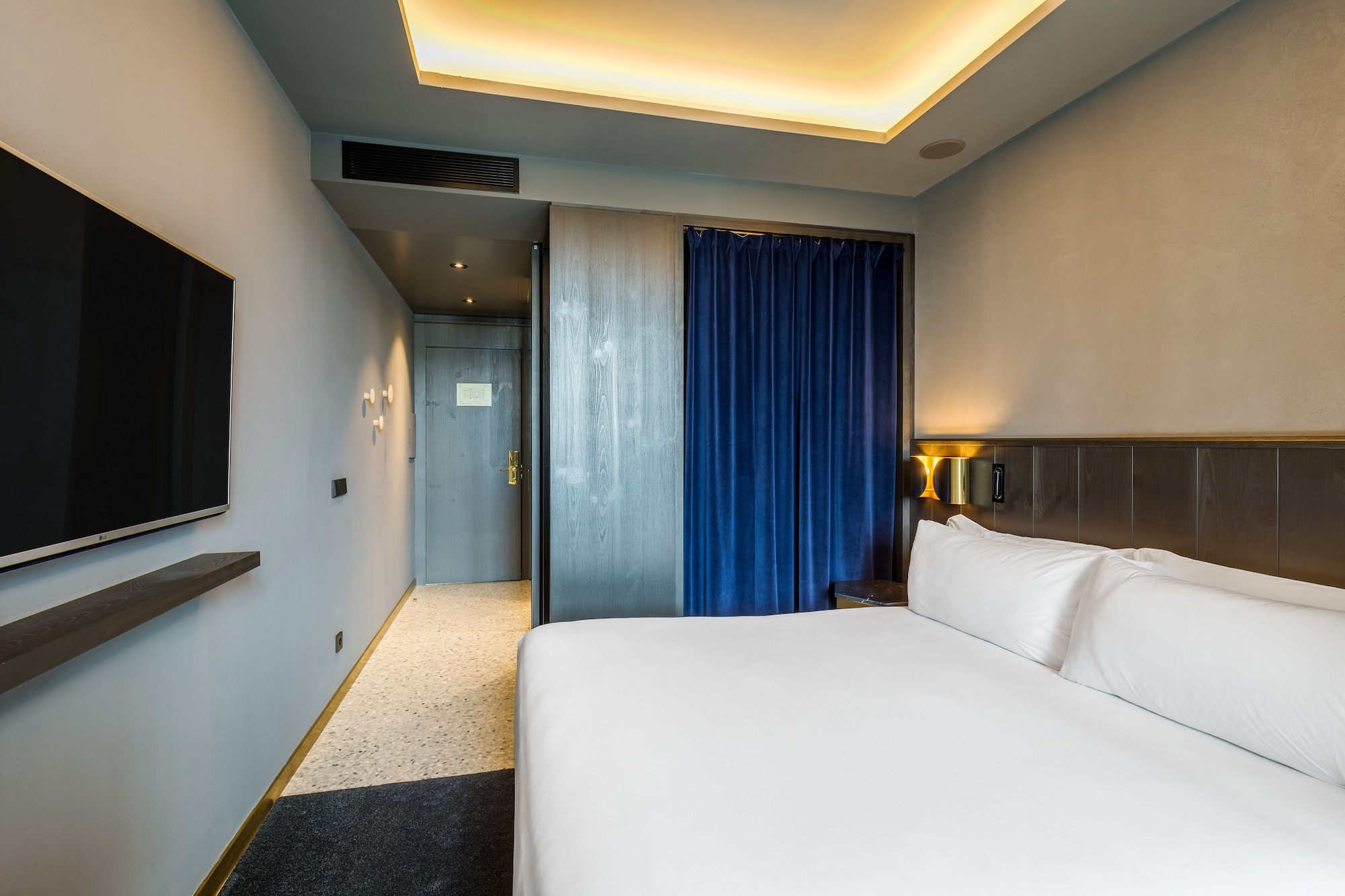 DELUXE, DOUBLE OR TWIN BED