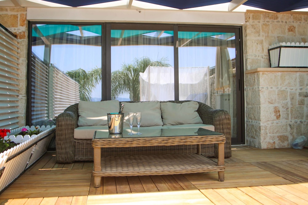 Nur Beach Hotel 26/41