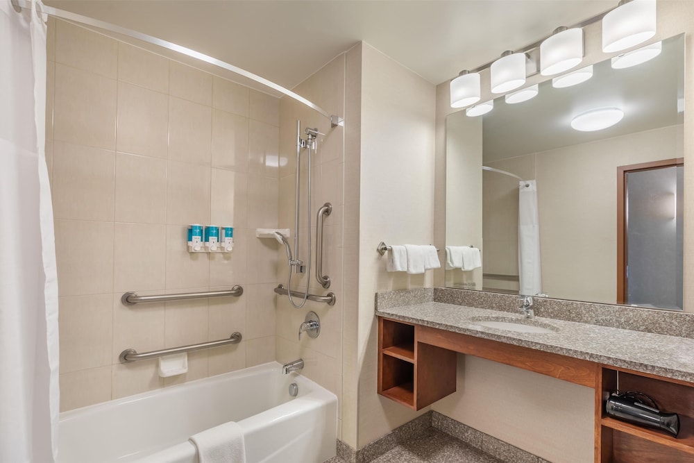 غرفة ديلوكس بسرير كينج بغرفتين بحوض استحمام لذوي الإعاقة، Drury Inn and Suites Denver Central Park 3/3