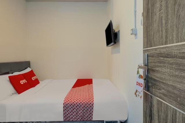 OYO 3198 Sukomanunggal Inn 18/49