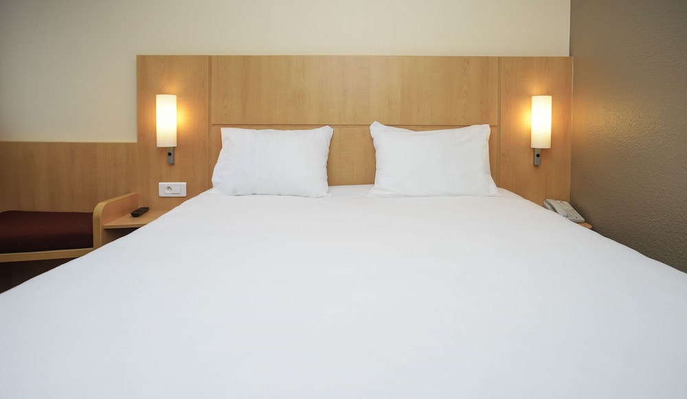 Ibis Nemours 26/69